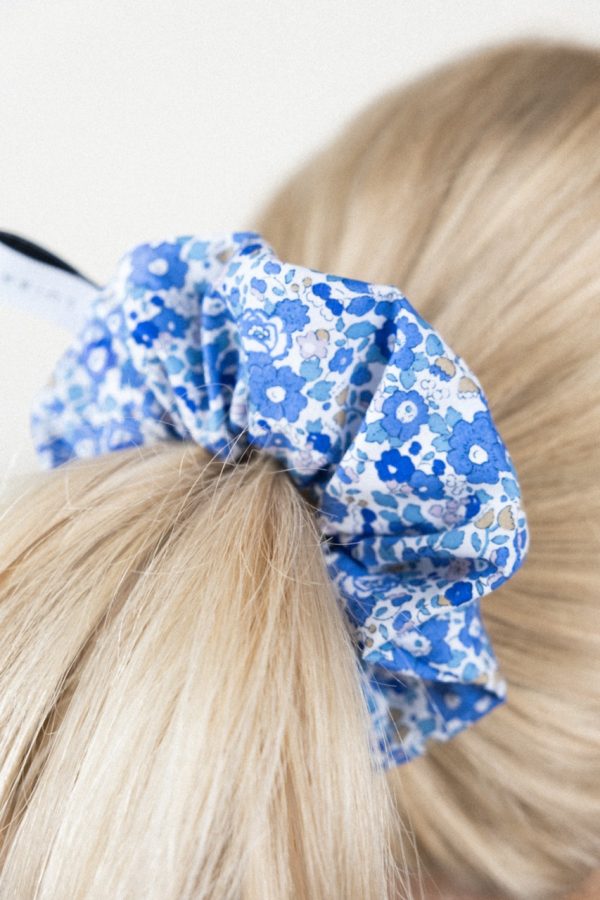 Blau-Weißer Scrunchie auf blondem Pferdeschwanz mit Blumenmuster