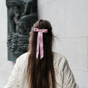 Haarschleife aus elegantem Satin in Rosa für besondere Anlässe